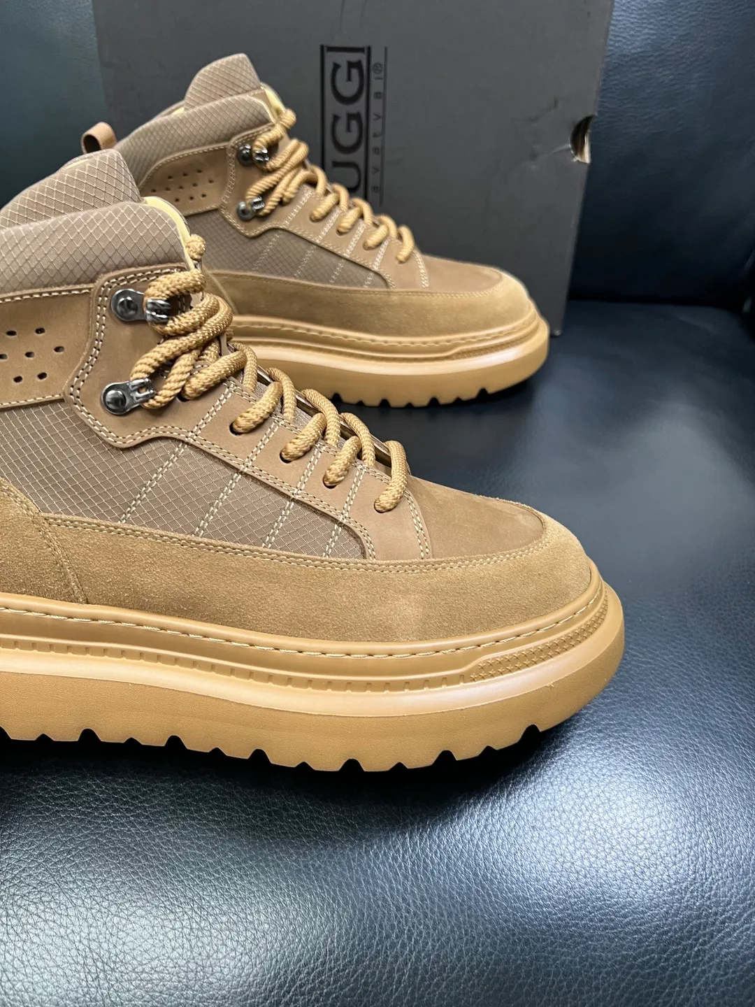 Men's men's shoes 💰740 UGG High-quality top crafts. Original configuration is available at the counter simultaneously. Original cowhide fabric imported from Italy, high-quality splicing technology, fully imported lambswool lining. Sole: Original sole is specially provided by the original factory and is super comfortable. Original factory and single goods are welcome to compare. Size 39-44